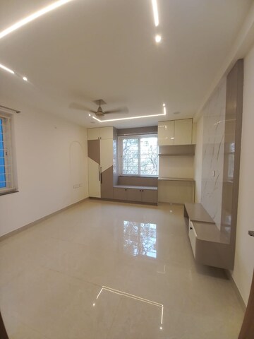 Room in 3 BHK Apartment at Serilingampally – for Rent