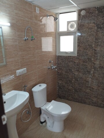Bathroom in 3.5 BHK Apartment at Omaxe Residency II, Gomti Nagar – for Sale