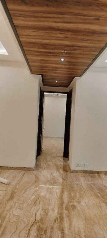 Furnished Amenities in 3 BHK Apartment at Ambience Creacions, Sector 22 – for Rent