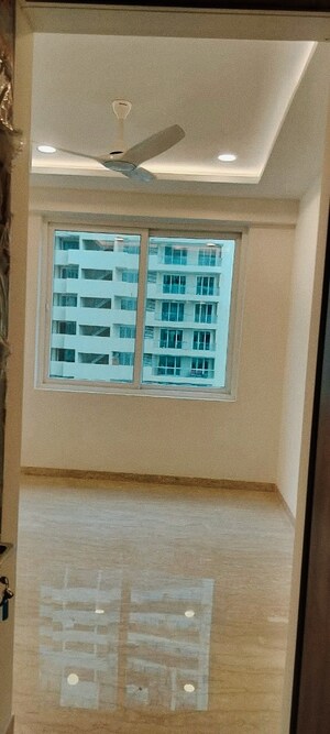 Room in 3 BHK Apartment at Ambience Creacions, Sector 22 – for Rent