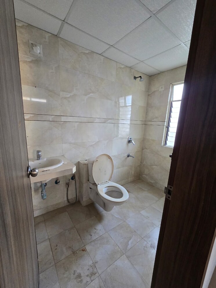 Bathroom, harni road 3 Bedroom 1810 Sq.Ft. Apartment In Harni Road Vadodara 9719126
