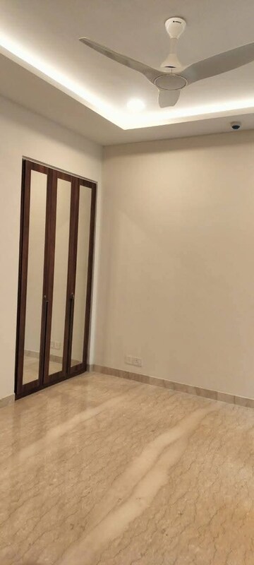 Room in 3 BHK Apartment at Ambience Creacions, Sector 22 – for Rent
