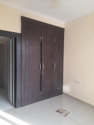 Room in 2 BHK Apartment at Gaur City 5th Avenue, Sector 4 Greater Noida – for Rent