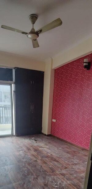 Room in 2 BHK Apartment at Gaur City 5th Avenue, Sector 4 Greater Noida – for Rent