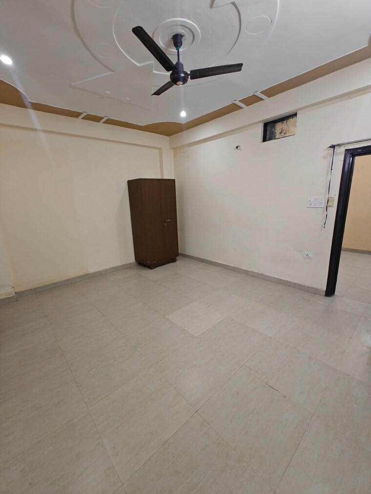 Room, omicron i greater noida 3 Bedroom 121 Sq.Mt. Builder Floor In Omicron I Greater Noida Greater Noida 9719188