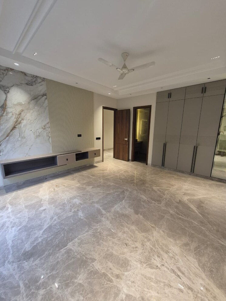 Room, greater kailash i 3 Bedroom 500 Sq.Yd. Builder Floor In Greater Kailash I Delhi 9719185