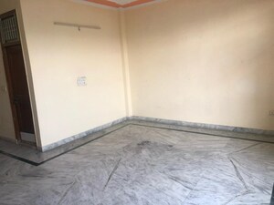 Room in 3 BHK Builder Floor at Omicron I Greater Noida – for Sale