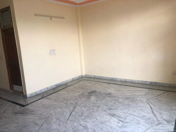 Room in 3 BHK Builder Floor at Omicron I Greater Noida – for Sale