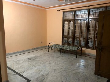 Room in 3 BHK Builder Floor at Omicron I Greater Noida – for Sale