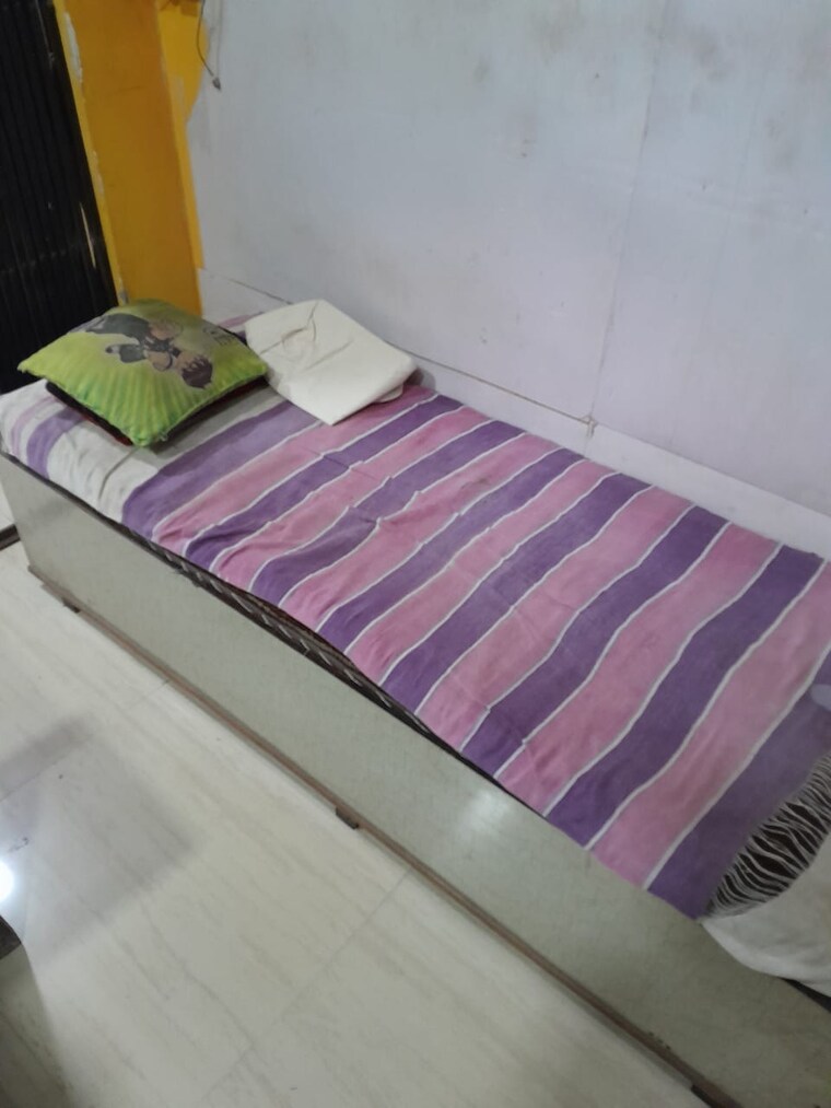 Bedroom, borivali east Commercial Shop 250 Sq.Ft. In Borivali East Mumbai 9719223