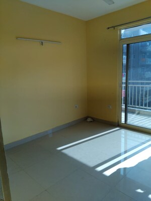 Room in 3 BHK Apartment at Conscient Habitat 78, Sector 78 – for Rent