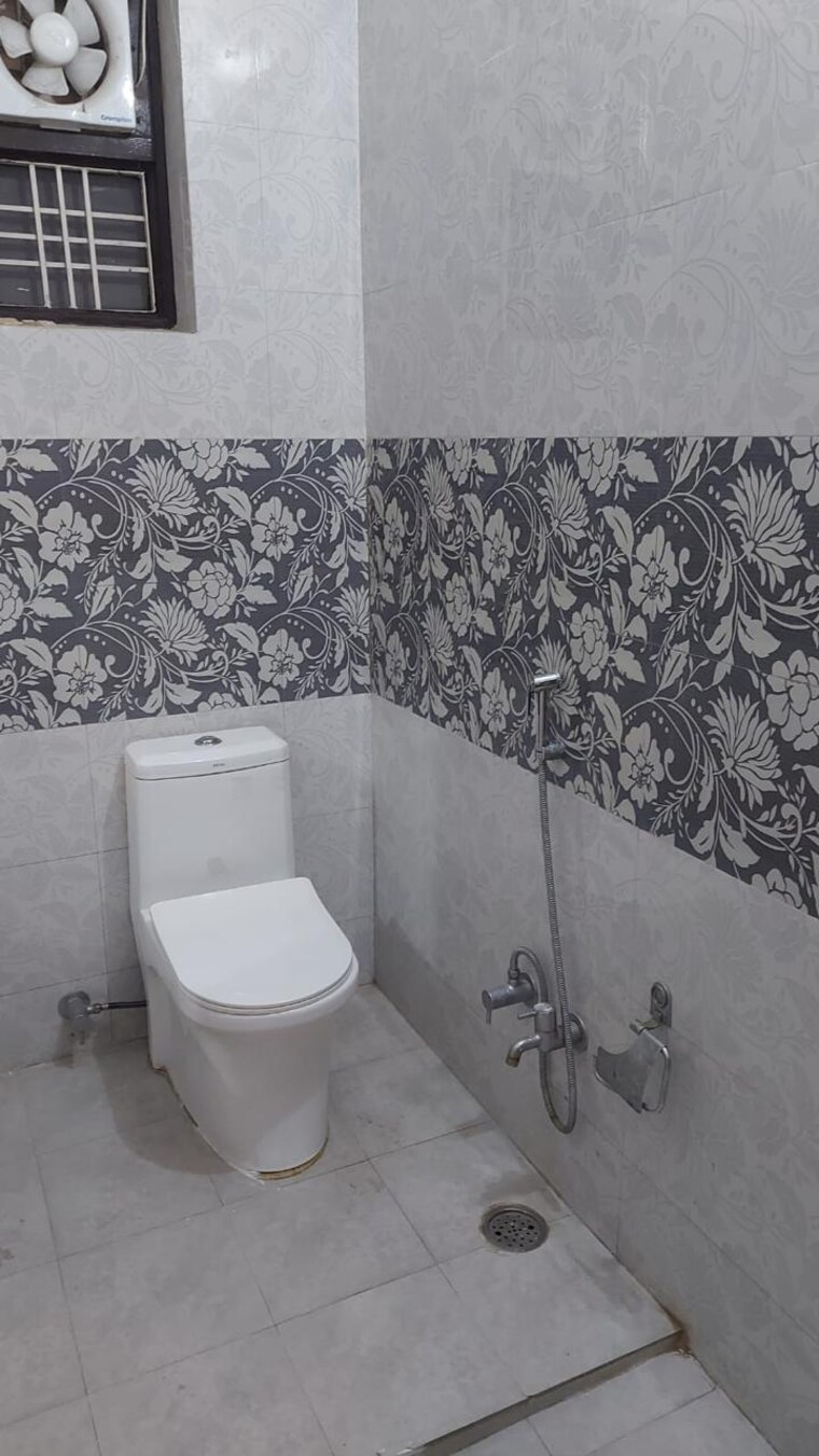 Bathroom, vibhuti khand Pg For Girls In Vibhuti Khand 9719269