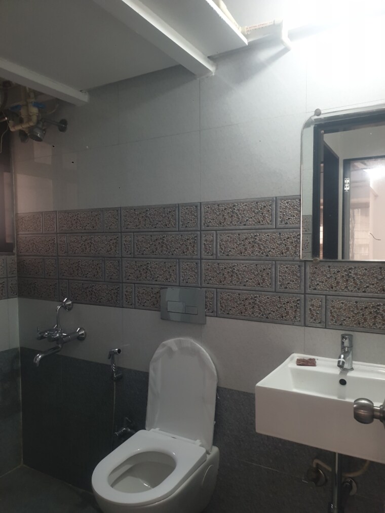 Bathroom, swapnalok-apartments-malad-east 2 Bedroom 750 Sq.Ft. Apartment In Malad East Mumbai 9719288