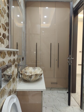 Furnished Amenities in 3 BHK Builder Floor at Kalkaji – for Sale