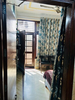 Parking in 3 BHK Builder Floor at Shastri Nagar – for Sale