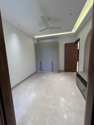 Room in 2 BHK Apartment at Paschim Vihar – for Rent