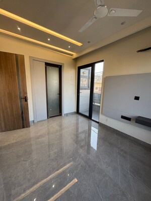 Room in 3 BHK Builder Floor at Apex Anuradha Apartments, Paschim Vihar – for Rent