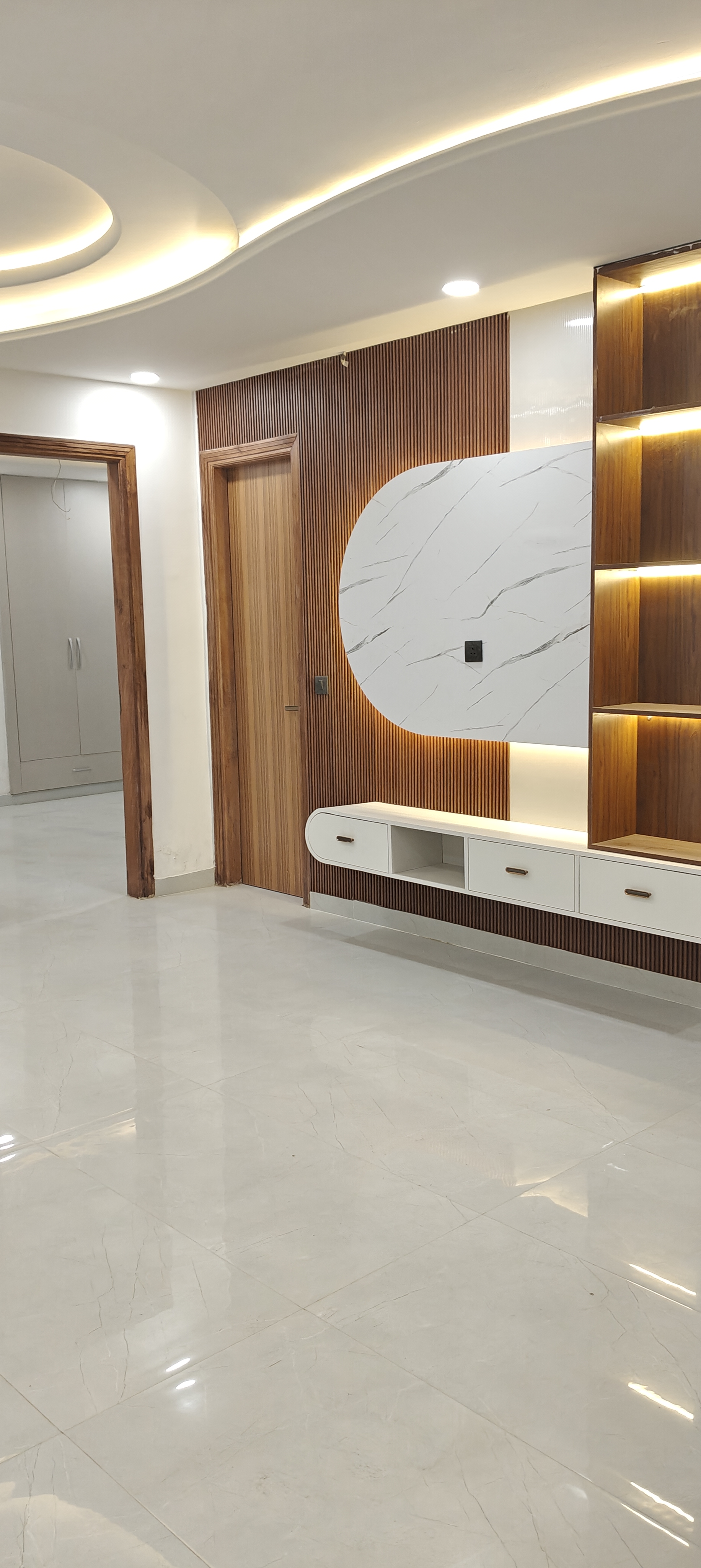 3.5 BHK + Pooja Room,Extra Room 250 Sq.Yd. Builder Floor in DLF Centre Point