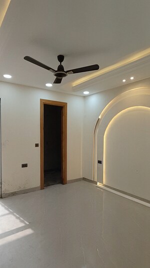 Room in 3.5 BHK Builder Floor at DLF Centre Point, Sector 11 – for Sale