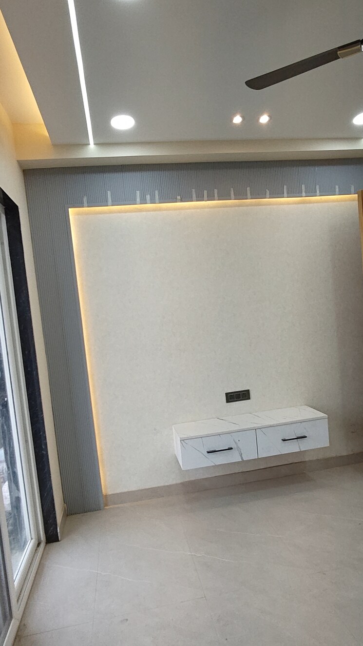 undefined, sector 8 4 Bedroom 250 Sq.Yd. Builder Floor In Sector 8 Faridabad 9719421