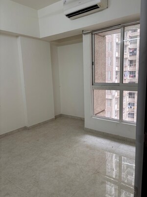 Room in 1 BHK Apartment at Lodha Amara, Kolshet Road – for Sale