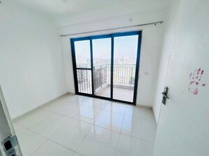 Room in 3 BHK Apartment at Amanora Gold Towers, Hadapsar – for Rent