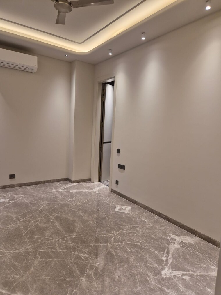 Room, safdarjung enclave 3 Bedroom 230 Sq.Yd. Builder Floor In Safdarjung Enclave Delhi 9719559