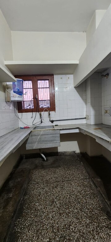 Kitchen in 2 BHK Builder Floor at Sector 33 – for Rent