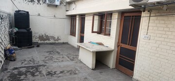 Room in 2 BHK Builder Floor at Sector 33 – for Rent