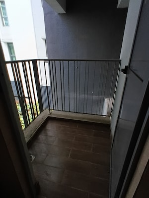 Furnished Amenities in 3.5 BHK Apartment at Kalpataru Immensa, Kolshet Road – for Rent