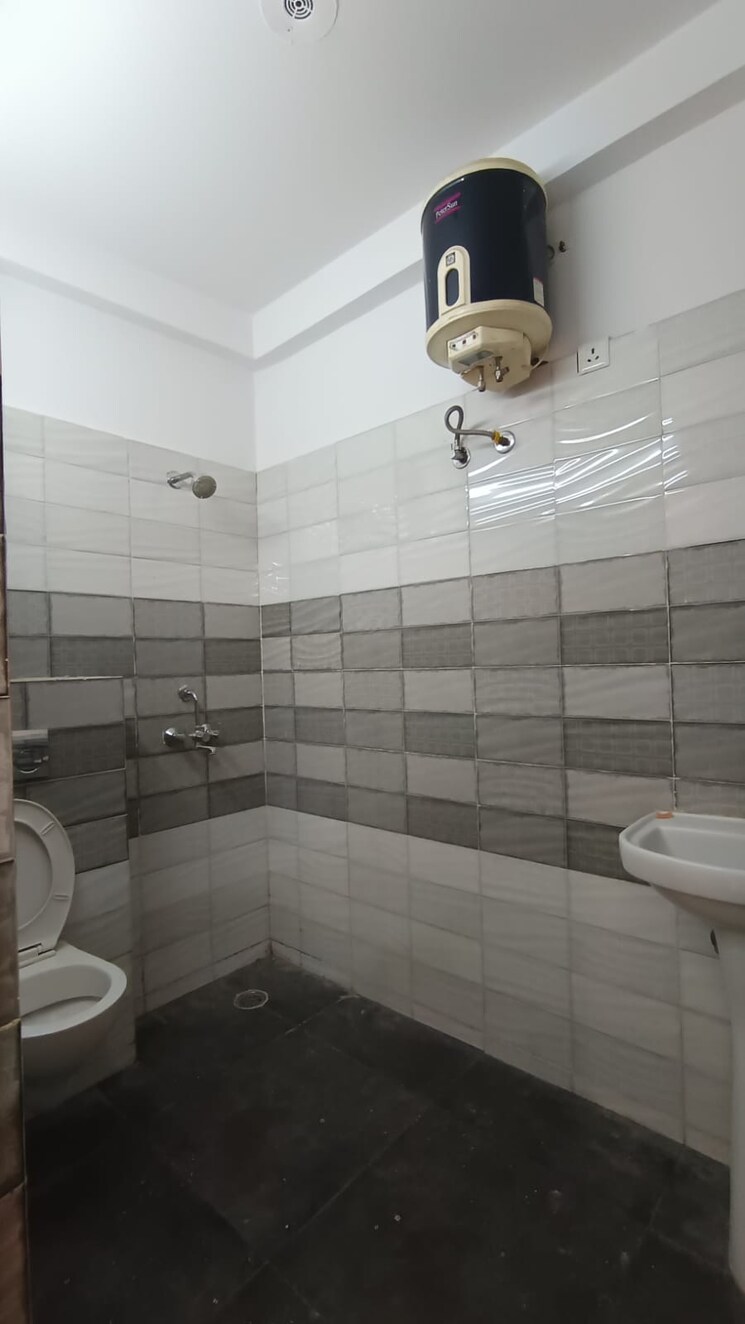 Bathroom, dhakoli 3 Bedroom 116 Sq.Yd. Builder Floor In Dhakoli Zirakpur 9720160