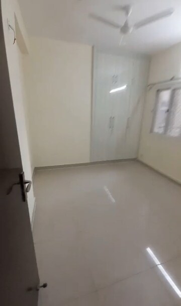 Room in 2 BHK Apartment at Amrapali Dream Valley, Tech Zone 4 Greater Noida – for Rent