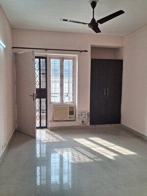 Room in 3 BHK Builder Floor at Unitech South City II, Sector 50 – for Rent