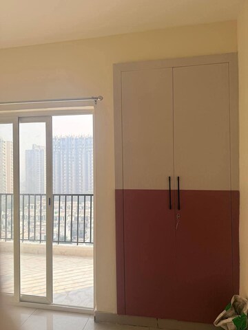 Room in 2 BHK Apartment at Gaur City 2 - 12th Avenue, Sector 16c Greater Noida – for Rent