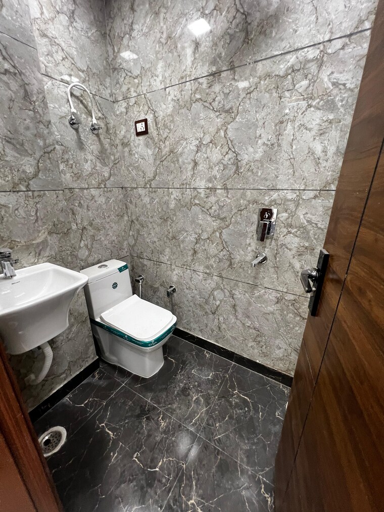 Bathroom, dwarka mor 2 Bedroom 610 Sq.Ft. Builder Floor In Dwarka Mor Delhi 9720698