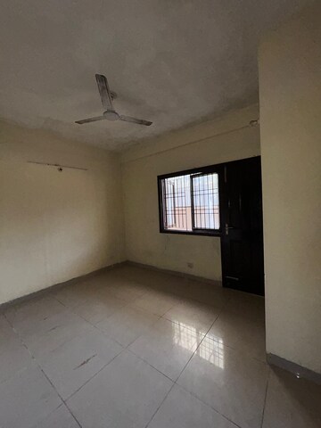 Room in 2.5 BHK Apartment at Wave Executive Floors, Wave City – for Rent