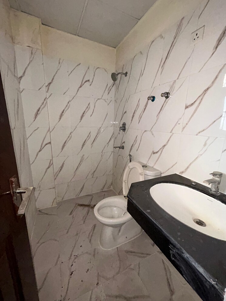 Bathroom, wave-executive-floors 2.5 Bedroom 135 Sq.Yd. Apartment In Wave City Ghaziabad 9720896