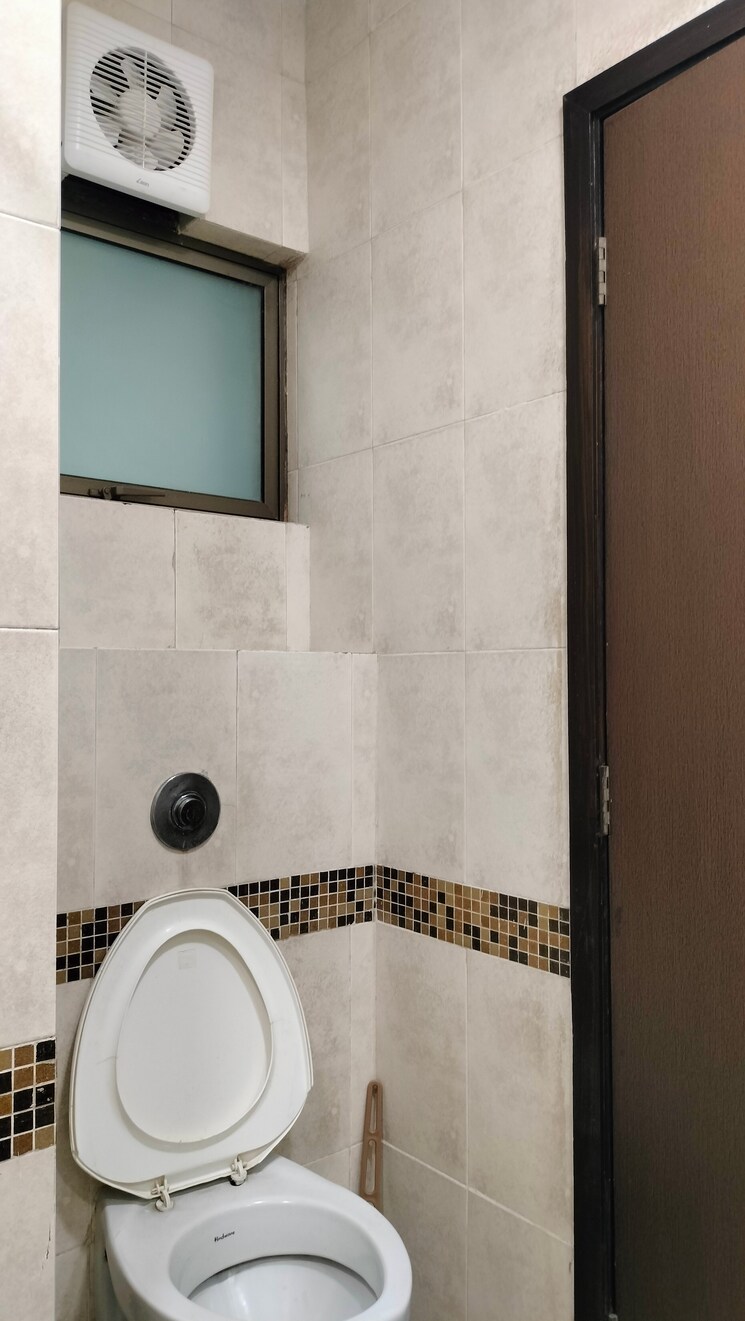 Bathroom, oberoi-realty-woods 3 Bedroom 900 Sq.Ft. Apartment In Goregaon East Mumbai 9721027