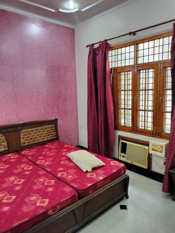 Bedroom in 6+ BHK Villa at Gomti Nagar – for Rent