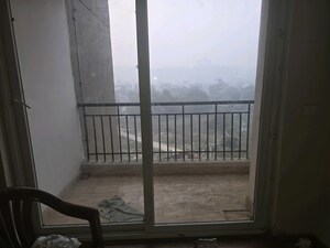 Room in 3 BHK Apartment at Amrapali Golf Homes, Sector 4 Greater Noida – for Rent