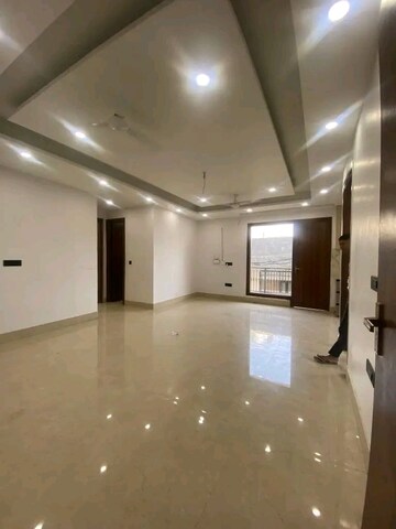 Room in 3 BHK Builder Floor at Hargobind Enclave – for Rent