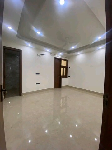 Room in 3 BHK Builder Floor at Hargobind Enclave – for Rent