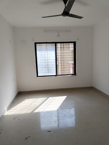 Room in 3 BHK Apartment at RK Lunkad Nisarg Nirmiti, Pimple Saudagar – for Rent