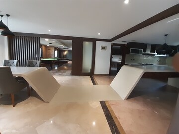 Room in 4 BHK Apartment at Cunningham Road – for Rent