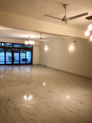 Room in 4 BHK Independent House at Panchsheel Enclave – for Rent