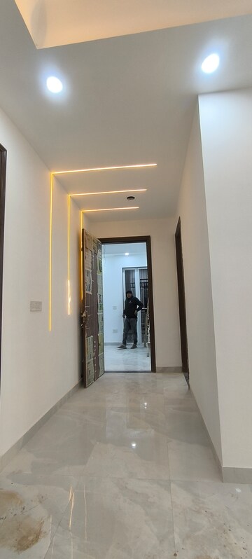 Building Lobby in 3 BHK Builder Floor at Sushant Lok 3, Sector 57 – for Rent