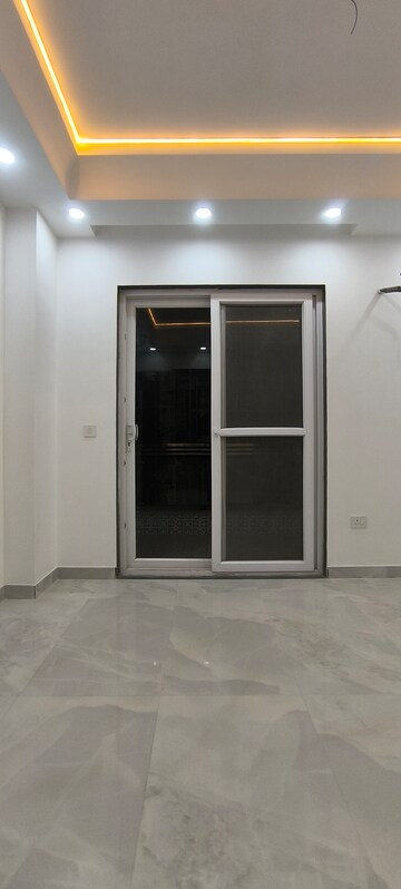 Room in 3 BHK Builder Floor at Sushant Lok 3, Sector 57 – for Rent