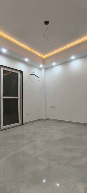 Room in 3 BHK Builder Floor at Sushant Lok 3, Sector 57 – for Rent