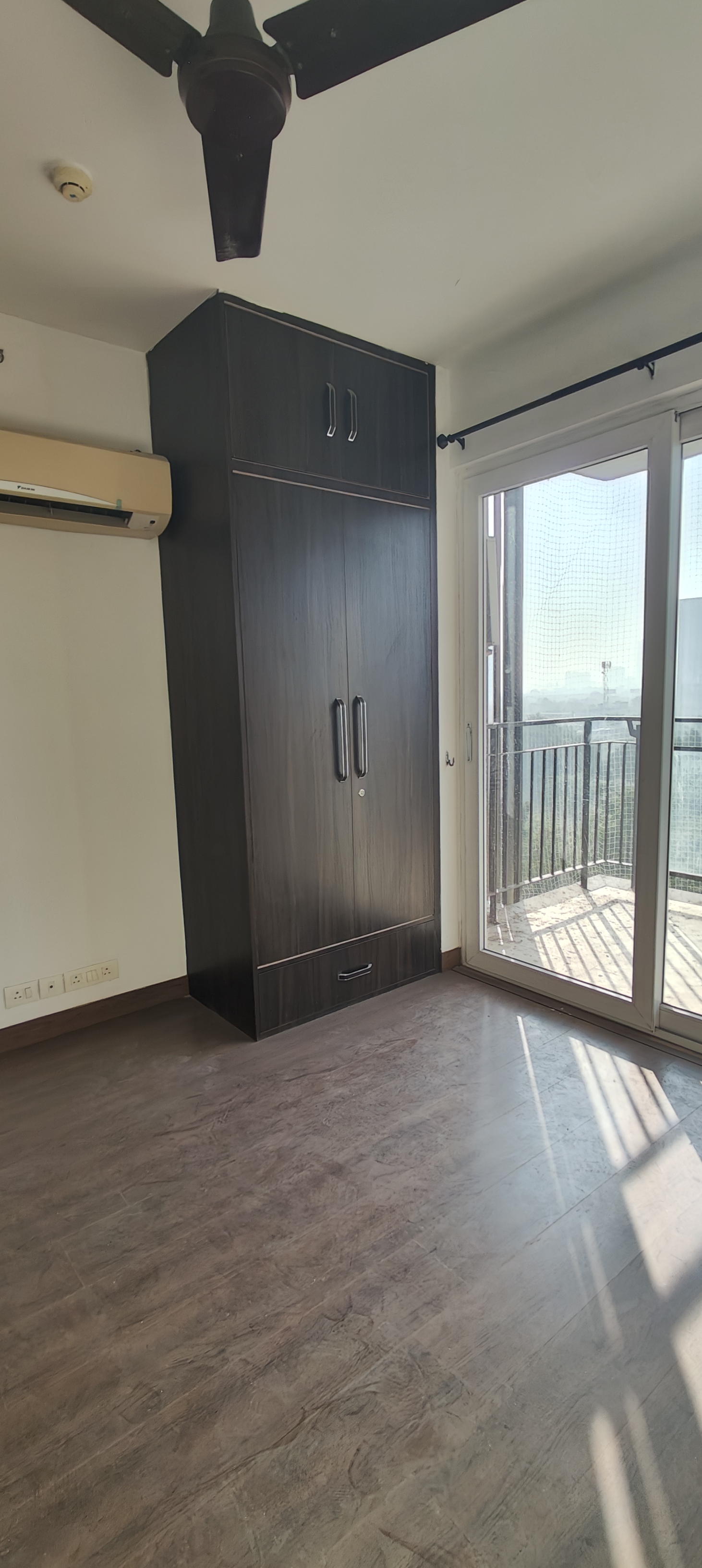 3 BHK + Servant Room Apartment For Rent in Conscient Heritage One