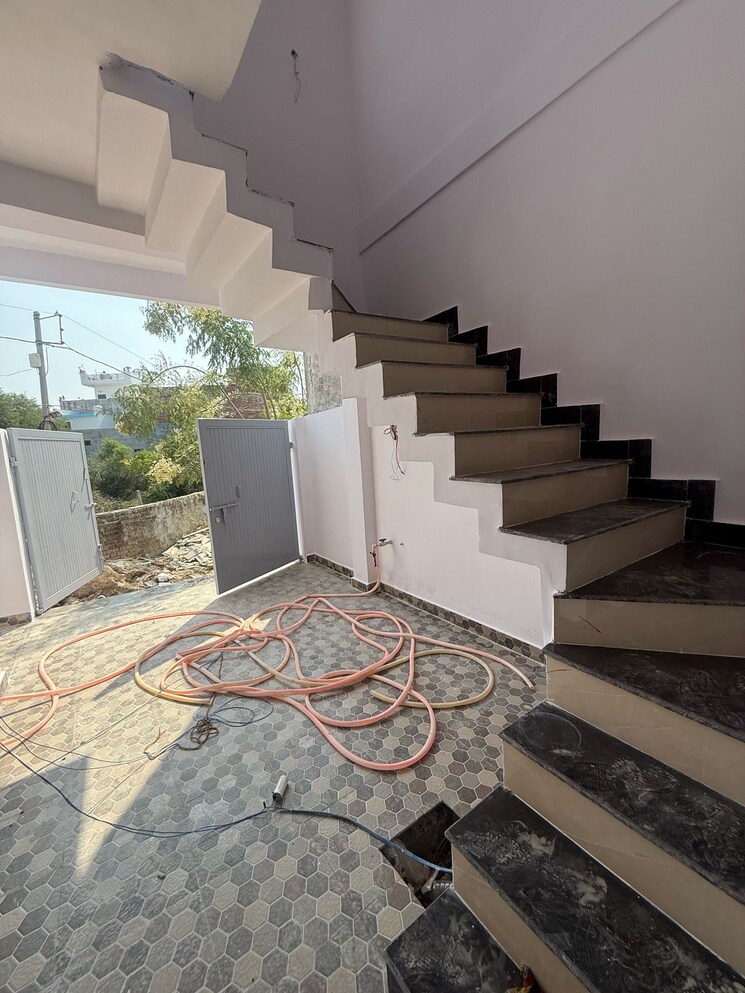 undefined, rajajipuram 5 Bedroom 4500 Sq.Ft. Villa In Rajajipuram Lucknow 9721661